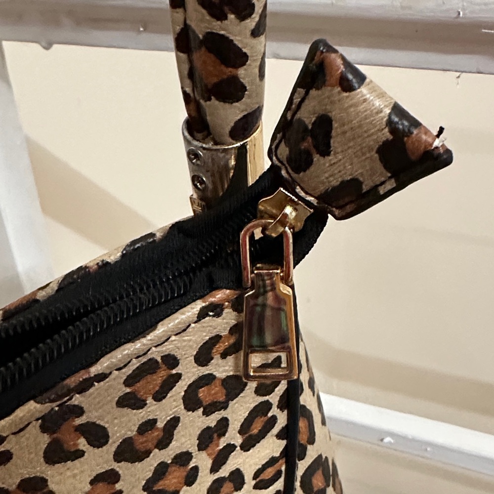 Leopard Pattern Shoulder Bag - Picture 4 of 9